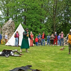 Słowianie w ruinach zamku rudzkiego