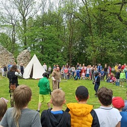 Słowianie w ruinach zamku rudzkiego
