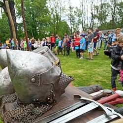 Słowianie w ruinach zamku rudzkiego