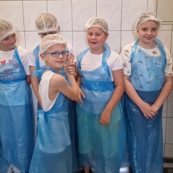 Mali rudzianie w piekarni