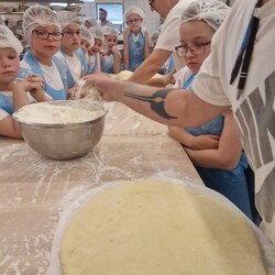 Mali rudzianie w piekarni