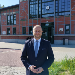 Przebudowa placu przed dworcem w Chebziu na finiszu