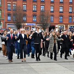 Zatańczyli poloneza na rynku