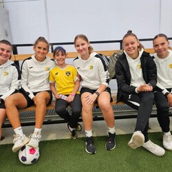 Piłkarki na murawie