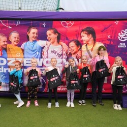 Piłkarki na murawie