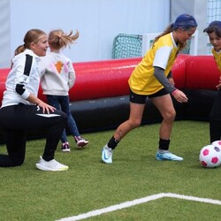 Piłkarki na murawie