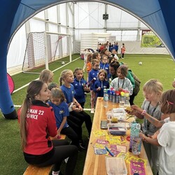 Piłkarki na murawie