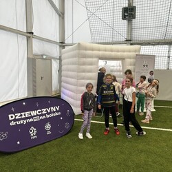 Piłkarki na murawie