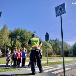 Dzieci trenują bezpieczeństwo z policjantami