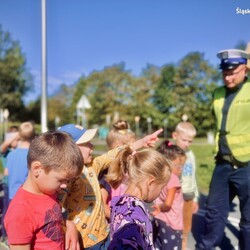 Dzieci trenują bezpieczeństwo z policjantami