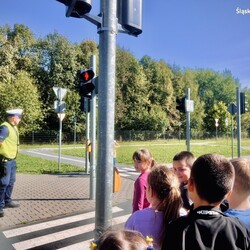 Dzieci trenują bezpieczeństwo z policjantami