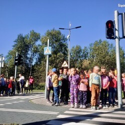 Dzieci trenują bezpieczeństwo z policjantami