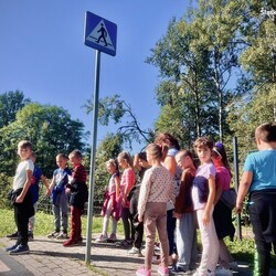 Dzieci trenują bezpieczeństwo z policjantami