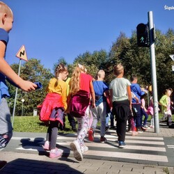 Dzieci trenują bezpieczeństwo z policjantami