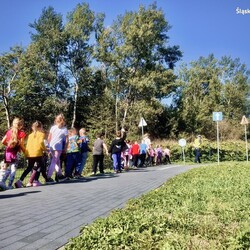 Dzieci trenują bezpieczeństwo z policjantami