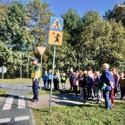 Dzieci trenują bezpieczeństwo z policjantami