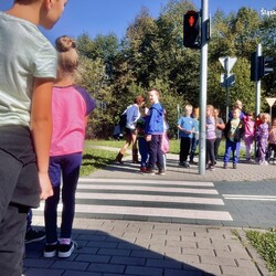 Dzieci trenują bezpieczeństwo z policjantami