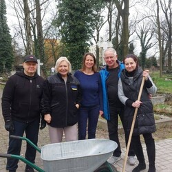 Wiosenne sprzątanie cmentarza w Orzegowie