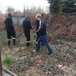 Wiosenne sprzątanie cmentarza w Orzegowie