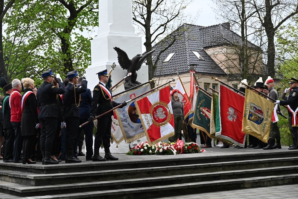Konstytucja 3 Maja oraz wybuch III Powstania Śląskiego to kluczowe wydarzenia historii Polski. Jak co roku rudzianie, na czele z przedstawicielami władz i służb mundurowych wzięli udział w obchodach upamiętniających te ważne wydarzenia.

fot. UM Ruda Śląska