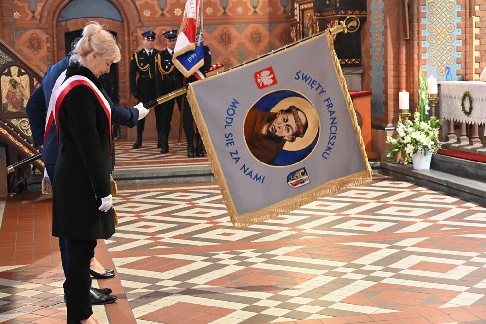 Konstytucja 3 Maja oraz wybuch III Powstania Śląskiego to kluczowe wydarzenia historii Polski. Jak co roku rudzianie, na czele z przedstawicielami władz i służb mundurowych wzięli udział w obchodach upamiętniających te ważne wydarzenia.

fot. UM Ruda Śląska