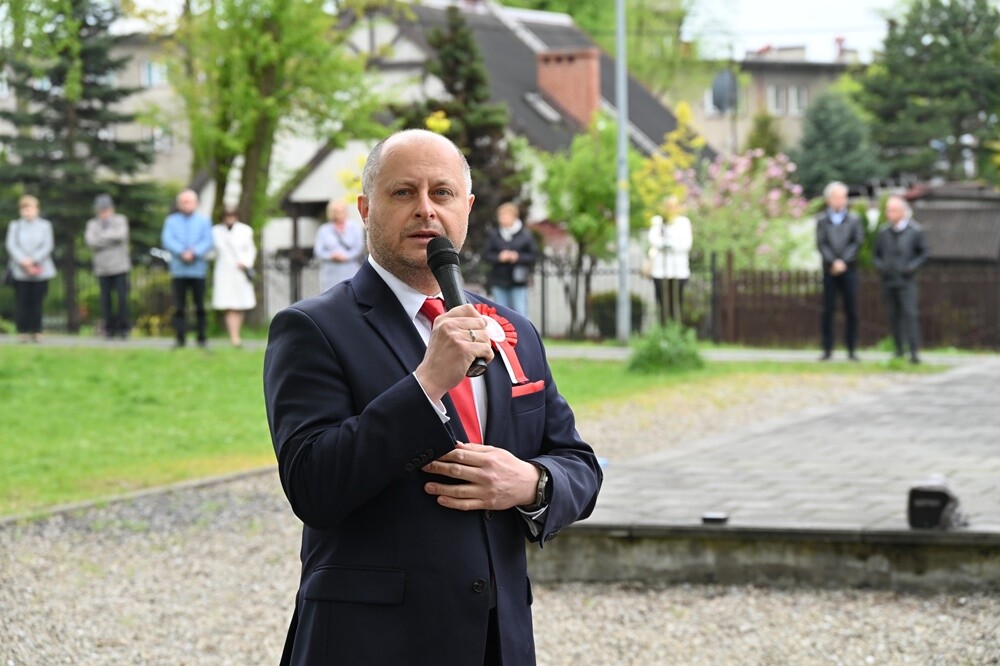 Konstytucja 3 Maja oraz wybuch III Powstania Śląskiego to kluczowe wydarzenia historii Polski. Jak co roku rudzianie, na czele z przedstawicielami władz i służb mundurowych wzięli udział w obchodach upamiętniających te ważne wydarzenia.

fot. UM Ruda Śląska