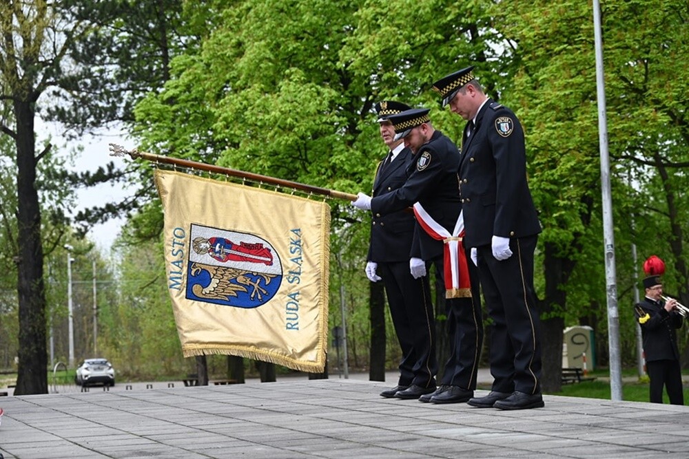 Konstytucja 3 Maja oraz wybuch III Powstania Śląskiego to kluczowe wydarzenia historii Polski. Jak co roku rudzianie, na czele z przedstawicielami władz i służb mundurowych wzięli udział w obchodach upamiętniających te ważne wydarzenia.

fot. UM Ruda Śląska