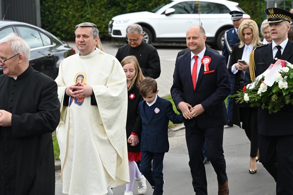 Konstytucja 3 Maja oraz wybuch III Powstania Śląskiego to kluczowe wydarzenia historii Polski. Jak co roku rudzianie, na czele z przedstawicielami władz i służb mundurowych wzięli udział w obchodach upamiętniających te ważne wydarzenia.

fot. UM Ruda Śląska