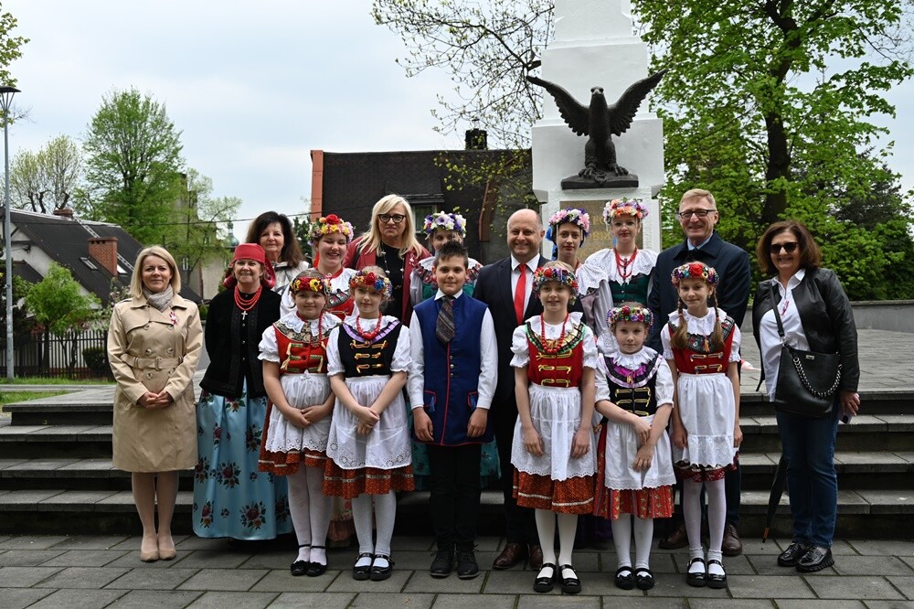 Konstytucja 3 Maja oraz wybuch III Powstania Śląskiego to kluczowe wydarzenia historii Polski. Jak co roku rudzianie, na czele z przedstawicielami władz i służb mundurowych wzięli udział w obchodach upamiętniających te ważne wydarzenia.

fot. UM Ruda Śląska