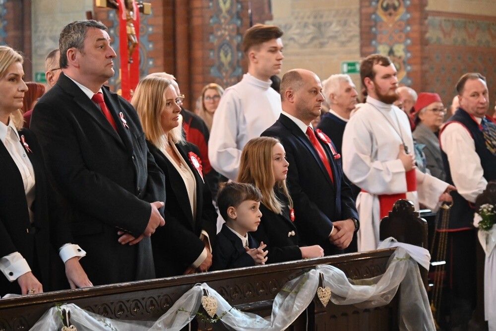 Konstytucja 3 Maja oraz wybuch III Powstania Śląskiego to kluczowe wydarzenia historii Polski. Jak co roku rudzianie, na czele z przedstawicielami władz i służb mundurowych wzięli udział w obchodach upamiętniających te ważne wydarzenia.

fot. UM Ruda Śląska