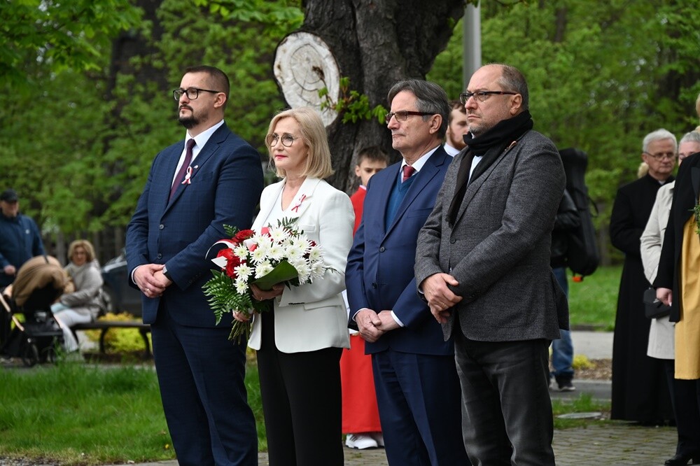 Konstytucja 3 Maja oraz wybuch III Powstania Śląskiego to kluczowe wydarzenia historii Polski. Jak co roku rudzianie, na czele z przedstawicielami władz i służb mundurowych wzięli udział w obchodach upamiętniających te ważne wydarzenia.

fot. UM Ruda Śląska