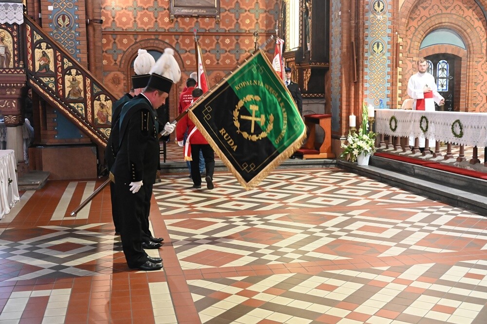 Konstytucja 3 Maja oraz wybuch III Powstania Śląskiego to kluczowe wydarzenia historii Polski. Jak co roku rudzianie, na czele z przedstawicielami władz i służb mundurowych wzięli udział w obchodach upamiętniających te ważne wydarzenia.

fot. UM Ruda Śląska