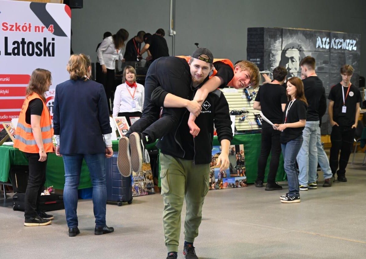 Giełda Szkół Ponadpodstawowych w Rudzie Śląskiej – setki ósmoklasistów poznało ofertę szkół średnich i zawodowych. Czas na wybór przyszłości / fot. UM Ruda Śląska