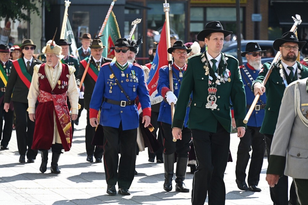 Bractwo Kurkowe istnieje w Rudzie Śląskiej już 30 lat! Z tej okazji odbył się uroczysty przemarsz Bractw Kurkowych ze sztandarami i orkiestrą dętą oraz msza święta. 

fot. UM Ruda Śląska
