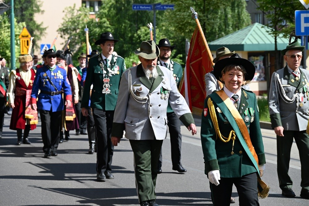 Bractwo Kurkowe istnieje w Rudzie Śląskiej już 30 lat! Z tej okazji odbył się uroczysty przemarsz Bractw Kurkowych ze sztandarami i orkiestrą dętą oraz msza święta. 

fot. UM Ruda Śląska