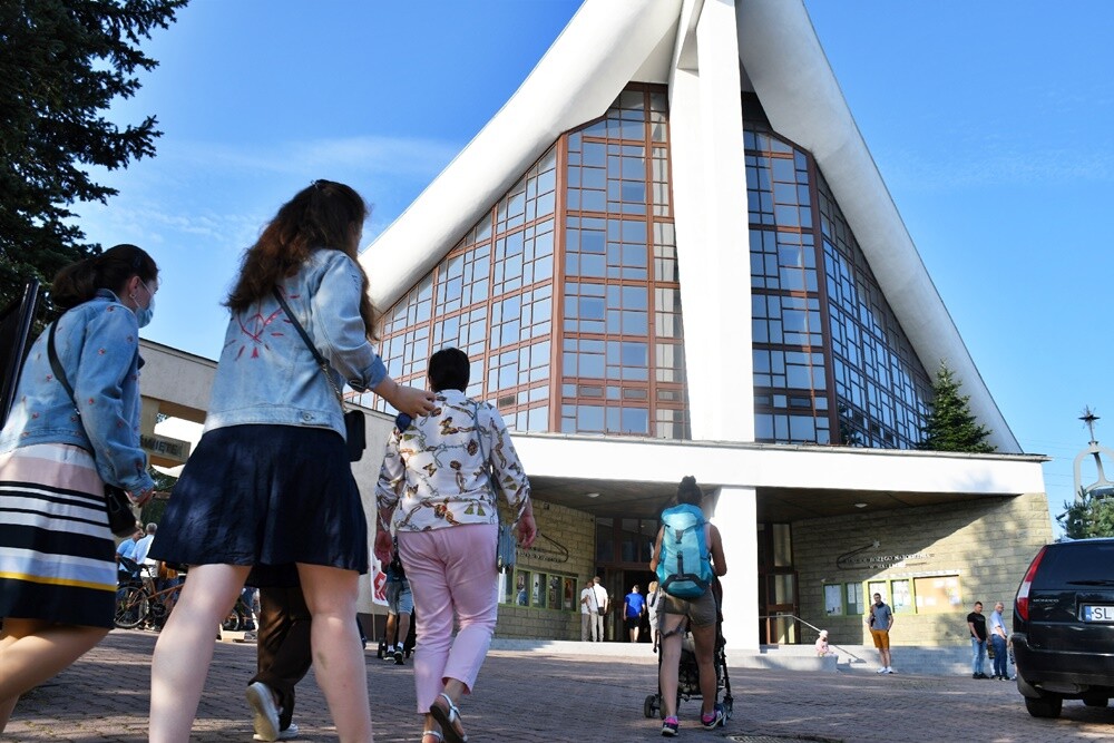 Pielgrzymi z halembskich parafii po raz 43 wyruszyli na Jasną Górę, aby złożyć swoje intencje przed Cudownym Obrazem. Zwieńczeniem pielgrzymowania będzie Dzień Halembski.

fot. Jacek Knapik