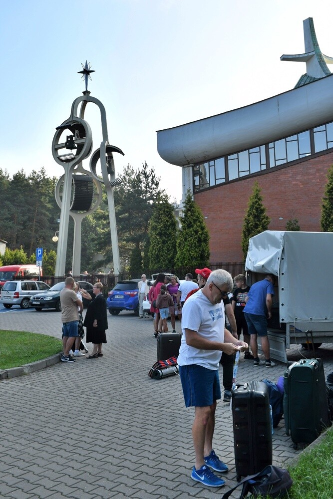 Pielgrzymi z halembskich parafii po raz 43 wyruszyli na Jasną Górę, aby złożyć swoje intencje przed Cudownym Obrazem. Zwieńczeniem pielgrzymowania będzie Dzień Halembski.

fot. Jacek Knapik