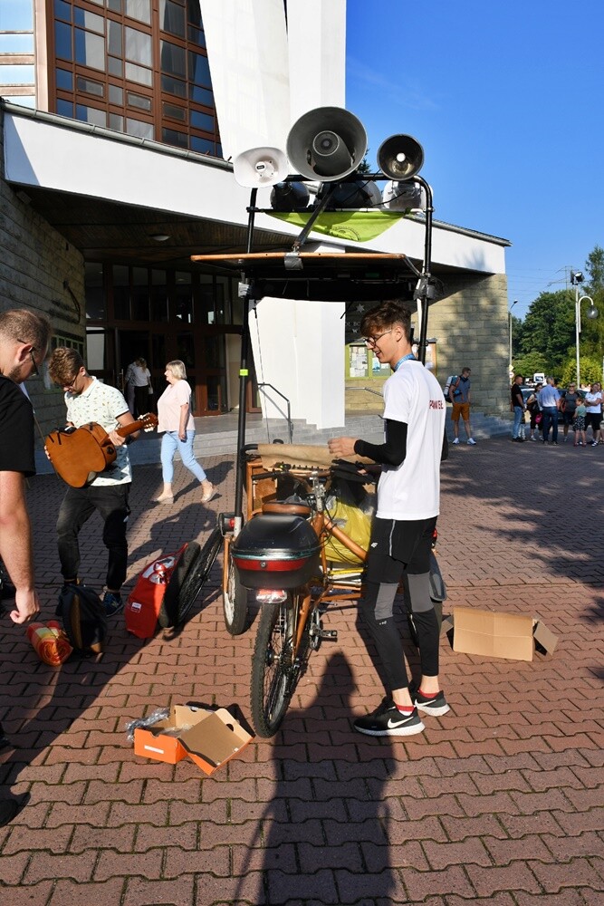 Pielgrzymi z halembskich parafii po raz 43 wyruszyli na Jasną Górę, aby złożyć swoje intencje przed Cudownym Obrazem. Zwieńczeniem pielgrzymowania będzie Dzień Halembski.

fot. Jacek Knapik