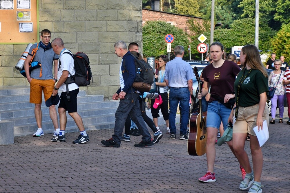 Pielgrzymi z halembskich parafii po raz 43 wyruszyli na Jasną Górę, aby złożyć swoje intencje przed Cudownym Obrazem. Zwieńczeniem pielgrzymowania będzie Dzień Halembski.

fot. Jacek Knapik