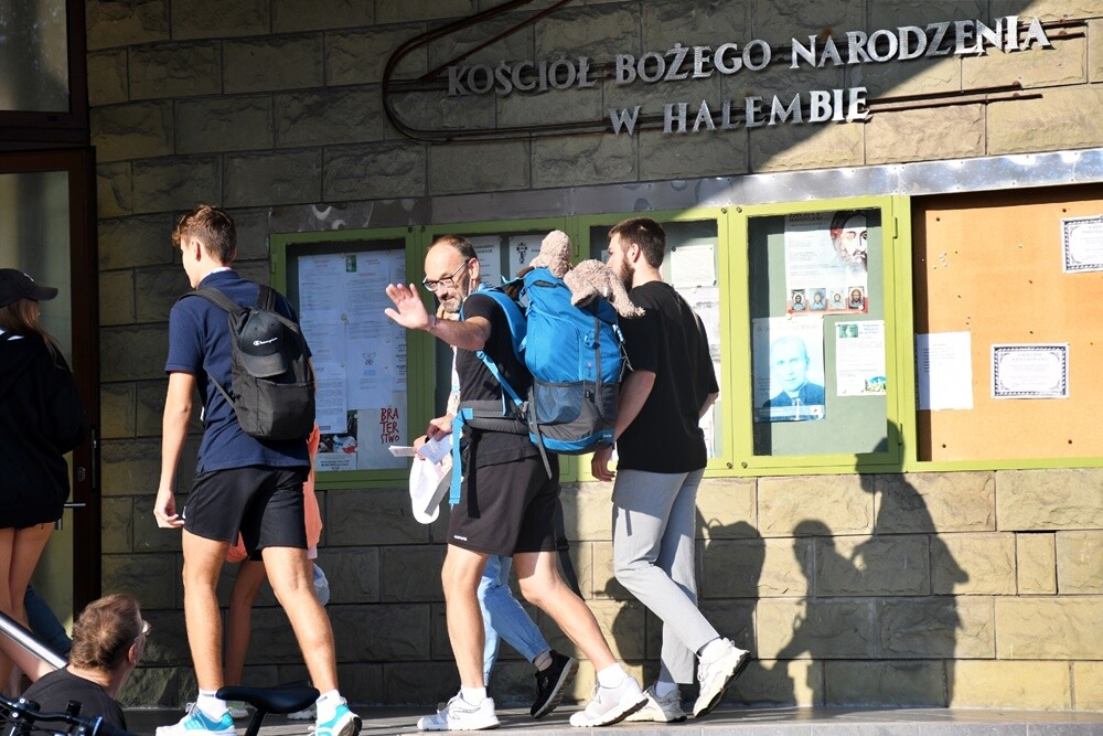 Pielgrzymi z halembskich parafii po raz 43 wyruszyli na Jasną Górę, aby złożyć swoje intencje przed Cudownym Obrazem. Zwieńczeniem pielgrzymowania będzie Dzień Halembski.

fot. Jacek Knapik