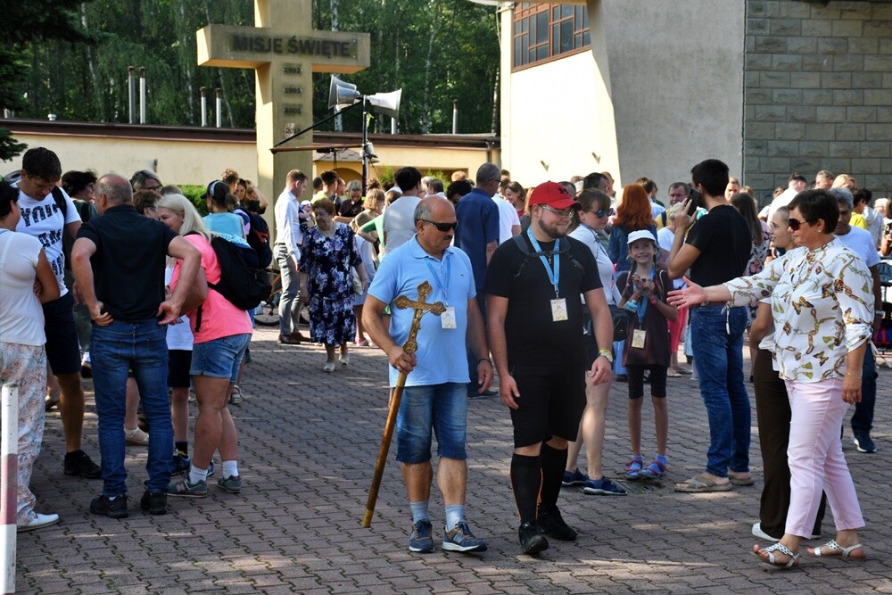 Pielgrzymi z halembskich parafii po raz 43 wyruszyli na Jasną Górę, aby złożyć swoje intencje przed Cudownym Obrazem. Zwieńczeniem pielgrzymowania będzie Dzień Halembski.

fot. Jacek Knapik