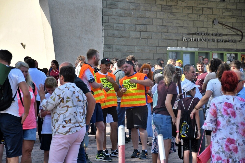 Pielgrzymi z halembskich parafii po raz 43 wyruszyli na Jasną Górę, aby złożyć swoje intencje przed Cudownym Obrazem. Zwieńczeniem pielgrzymowania będzie Dzień Halembski.

fot. Jacek Knapik