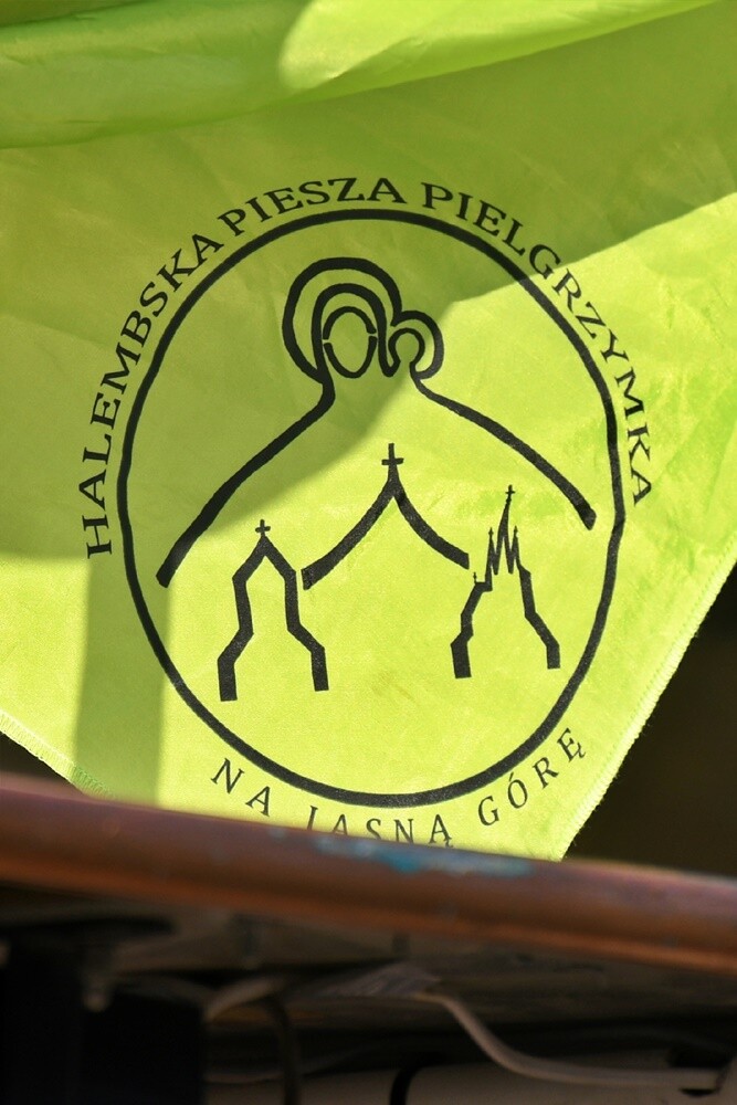 Pielgrzymi z halembskich parafii po raz 43 wyruszyli na Jasną Górę, aby złożyć swoje intencje przed Cudownym Obrazem. Zwieńczeniem pielgrzymowania będzie Dzień Halembski.

fot. Jacek Knapik
