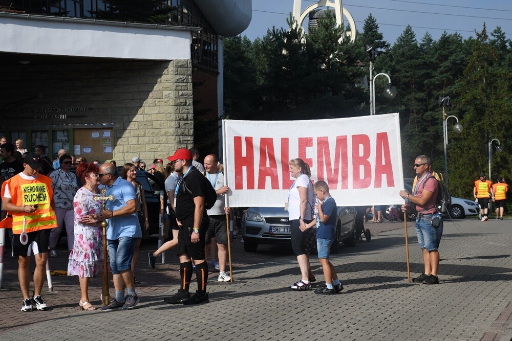 Pielgrzymi z halembskich parafii po raz 43 wyruszyli na Jasną Górę, aby złożyć swoje intencje przed Cudownym Obrazem. Zwieńczeniem pielgrzymowania będzie Dzień Halembski.

fot. Jacek Knapik