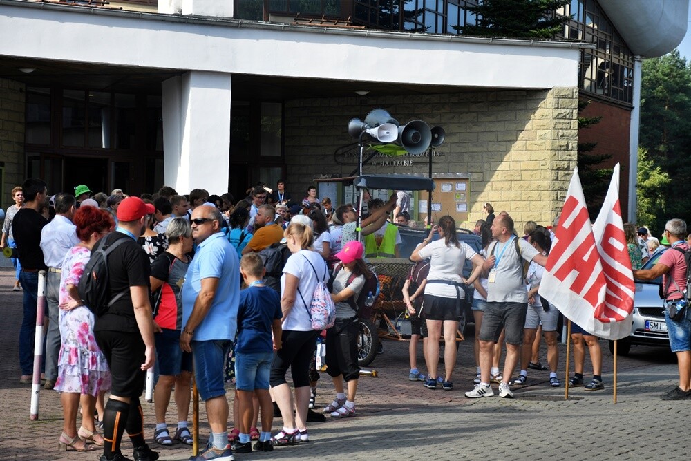 Pielgrzymi z halembskich parafii po raz 43 wyruszyli na Jasną Górę, aby złożyć swoje intencje przed Cudownym Obrazem. Zwieńczeniem pielgrzymowania będzie Dzień Halembski.

fot. Jacek Knapik
