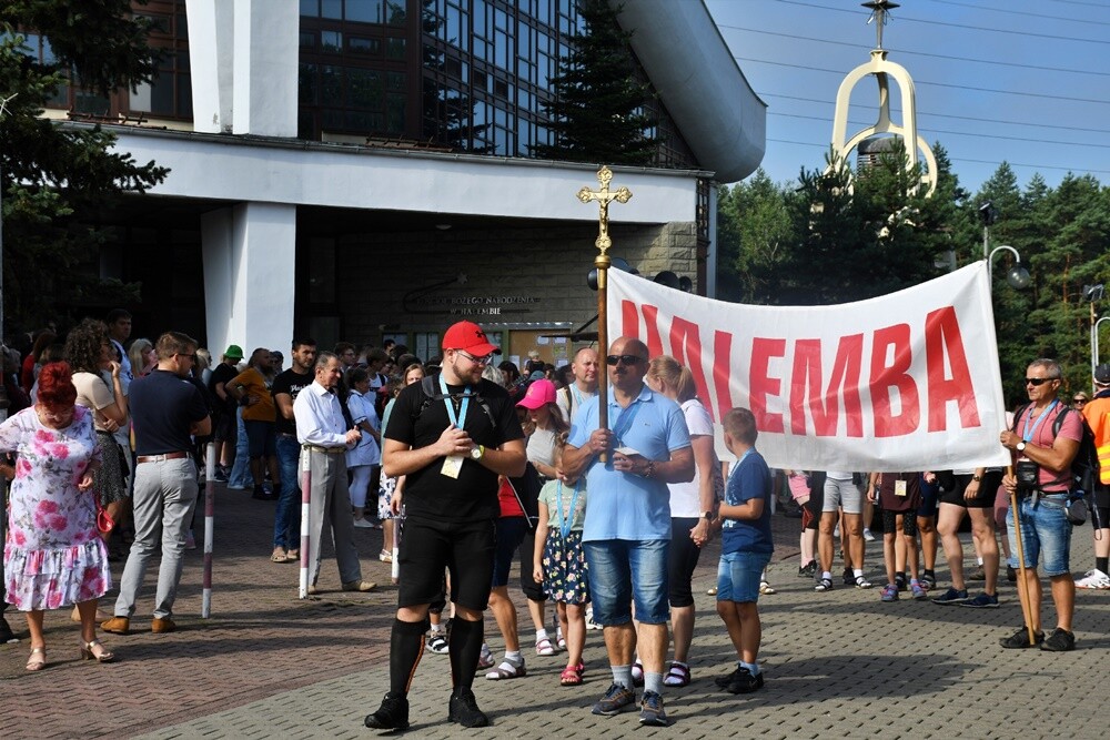 Pielgrzymi z halembskich parafii po raz 43 wyruszyli na Jasną Górę, aby złożyć swoje intencje przed Cudownym Obrazem. Zwieńczeniem pielgrzymowania będzie Dzień Halembski.

fot. Jacek Knapik