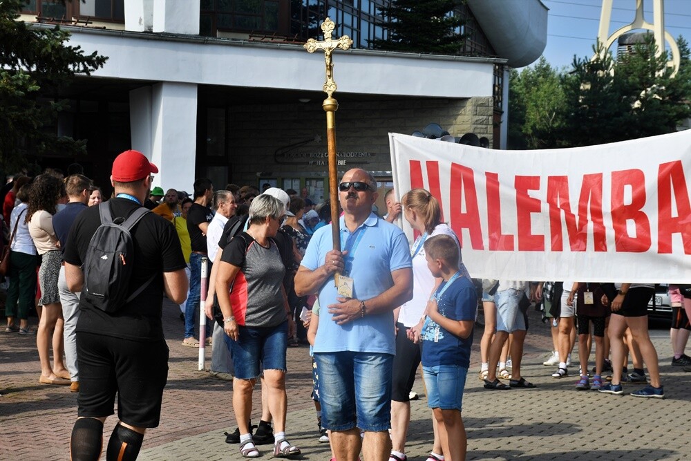 Pielgrzymi z halembskich parafii po raz 43 wyruszyli na Jasną Górę, aby złożyć swoje intencje przed Cudownym Obrazem. Zwieńczeniem pielgrzymowania będzie Dzień Halembski.

fot. Jacek Knapik