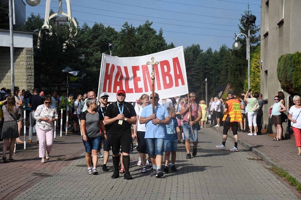Pielgrzymi z halembskich parafii po raz 43 wyruszyli na Jasną Górę, aby złożyć swoje intencje przed Cudownym Obrazem. Zwieńczeniem pielgrzymowania będzie Dzień Halembski.

fot. Jacek Knapik