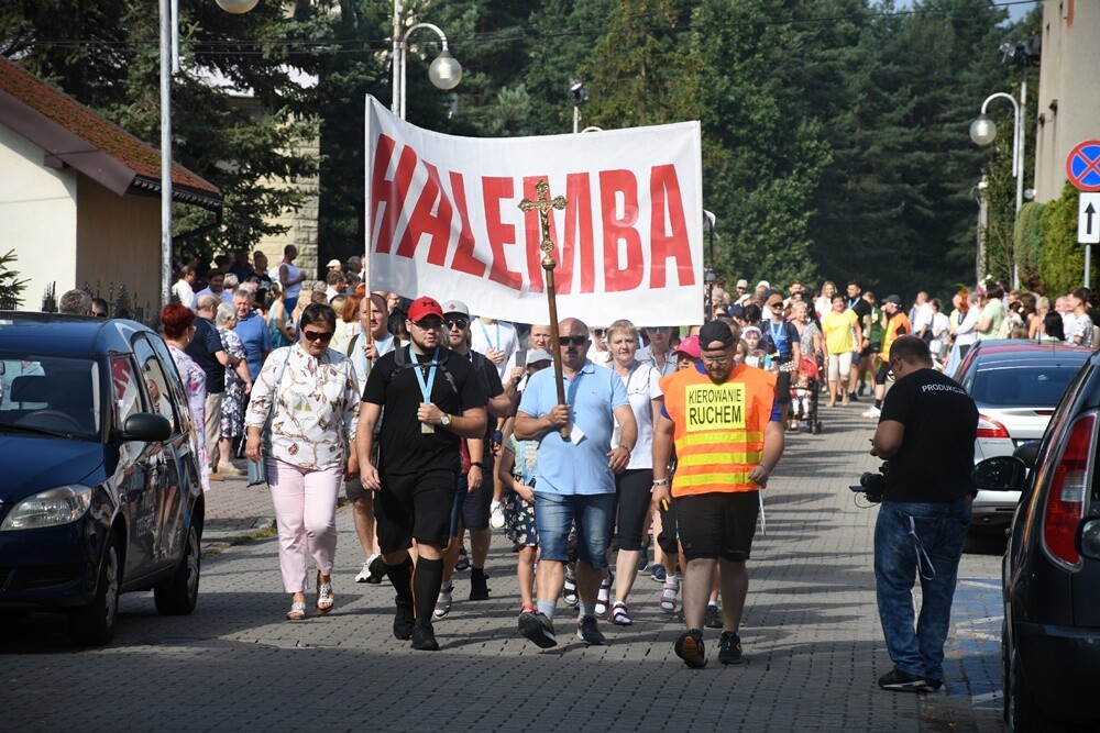 Pielgrzymi z halembskich parafii po raz 43 wyruszyli na Jasną Górę, aby złożyć swoje intencje przed Cudownym Obrazem. Zwieńczeniem pielgrzymowania będzie Dzień Halembski.

fot. Jacek Knapik