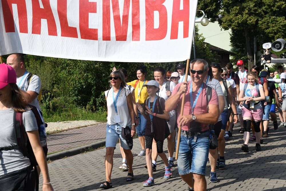Pielgrzymi z halembskich parafii po raz 43 wyruszyli na Jasną Górę, aby złożyć swoje intencje przed Cudownym Obrazem. Zwieńczeniem pielgrzymowania będzie Dzień Halembski.

fot. Jacek Knapik